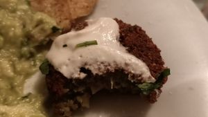 El falafel con la salsa de sésamo riquísimo. Nada grasiento at La Cabra en el Tejado in Madrid