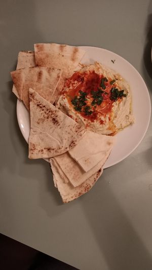 Hummus realmente buenísimo con un pan sin gluten riquisimo. at La Cabra en el Tejado in Madrid