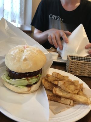 Hamburger with chips at Grains in Nagoya