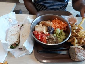 Salad bowl, vegan wrap and fries at Restaurant VF in Nantes
