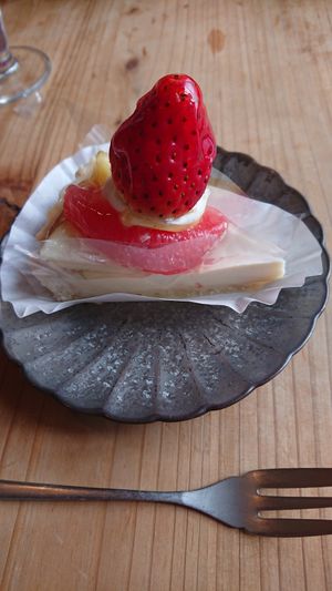 'Fruits tart' -Cheesecake like tart with grapefruit, pineapple, apple and strawberry at Onwa in Nara