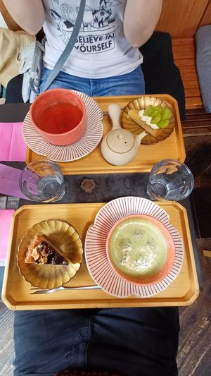 Banana-chocolate cake and muscat tart at Onwa in Nara