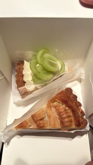 Shine muscat and apple pie  at Onwa in Nara