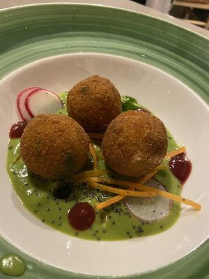 Crocchette di riso su crema di piselli  at Sesamo Nero in Pescara