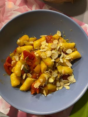 Gnocchi di patate con pomodorini, capperi, mandorle tostate e lime  at Sesamo Nero in Pescara