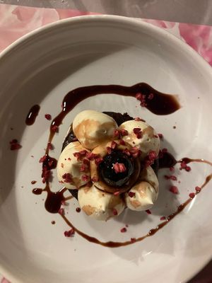 Tortino Foresta Nera con crema diplomatica alla vaniglia, amarene sciroppate e ciliegie   at Sesamo Nero in Pescara