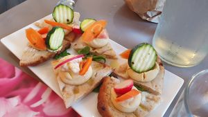 Pita con hummus di piselli e crudite di verdure at Sesamo Nero in Pescara