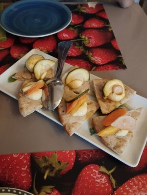 Antipasto pita with hummus at Sesamo Nero in Pescara