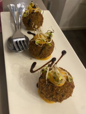 Mini crocché di riso con borragine, cremoso di patata dolce e gocce di aceto balsamico  at Sesamo Nero in Pescara