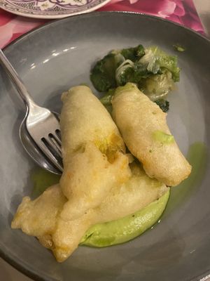 Fiori di zucca ripieni di tofu al basilico, crema di piselli e scarola  at Sesamo Nero in Pescara