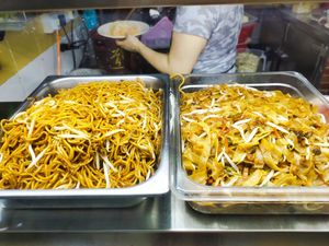 Mee and kuey teow at Yuan Yuan 圓緣素食 - Chinatown in Central Singapore