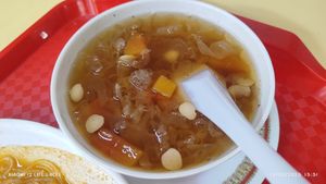 Snow Fungus with Papaya dessert at Yuan Yuan 圓緣素食 - Chinatown in Central Singapore