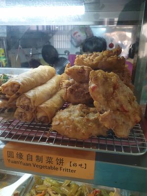 Crispy fried vegetable fritter and popian👍 at Yuan Yuan 圓緣素食 - Chinatown in Central Singapore