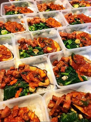 欢迎订购饭盒与甜品😋
今日菜单：叁巴鱼片👍 南乳炸素肉👍 清炒泰国芥兰👍 ABC马铃薯👍 摩摩喳喳甜品🍮
Today’s Menu: Sambal Fish Fille at Yuan Yuan 圓緣素食 - Chinatown in Central Singapore