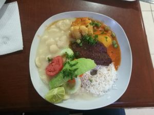 Estofado de Carne de Soya con Pallarés y ensalada. (Menú ejecutivo mixto). at Vida Saludable in Ayacucho