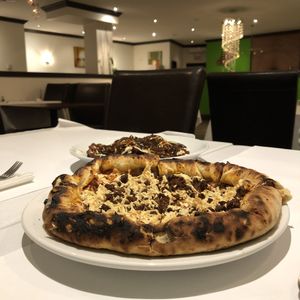 Pizza Napolitaine avec extra viande hachée et Poutine Orbit at Vegan Rapide - Le Misanthrope in Montreal