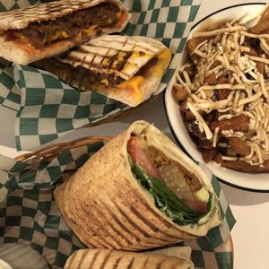 Sandwich Le Monster, Poutine Classic Vegan Rapide et Burger Le Cheeseburger at Vegan Rapide - Le Misanthrope in Montreal