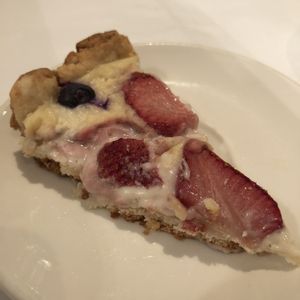 Tarte à la fraise at Vegan Rapide - Le Misanthrope in Montreal