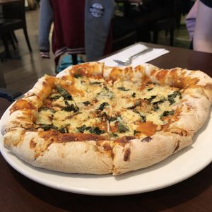 Pizza Napolitaine avec croûte au fromage at Vegan Rapide - Le Misanthrope in Montreal