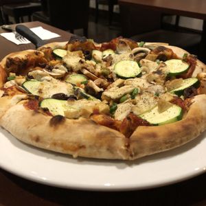 Pizza Des Sables avec fromage végé at Vegan Rapide - Le Misanthrope in Montreal