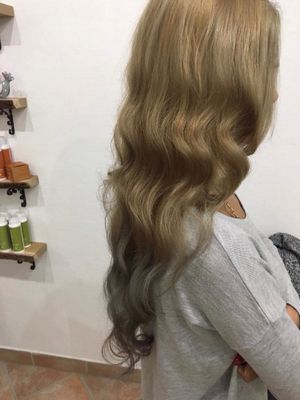 Blonde with Grey ends at Schnittstube Verde in Hamburg