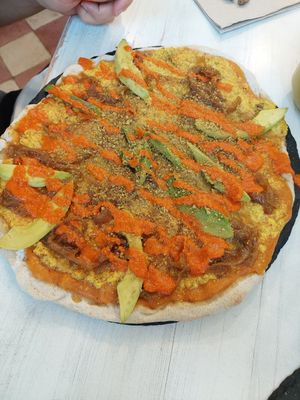 Avocada pizza at Sapiens in Santiago