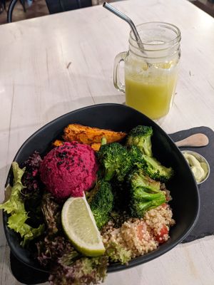 Buddha rock bowl and juice of the day at Sapiens in Santiago
