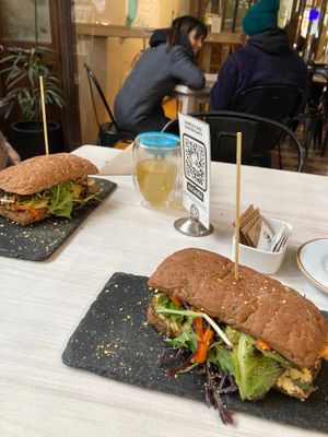 An avocado hummus sandwich at Sapiens in Santiago
