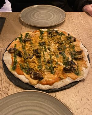 Esta pizza es la mejor del mundo   at Sapiens in Santiago