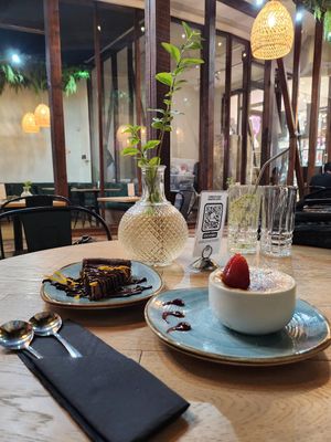 dulce y postres 9/10. Al final de todo el servicio entregan una nota mensaje muy similar a una galleta fe la fortuna lo que deja la atención a la evaluación más alta posible. at Sapiens in Santiago