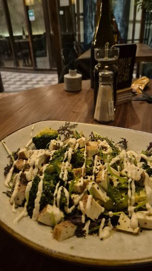 Keto salad at Sapiens in Santiago