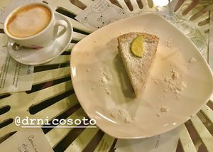 Cheesecake + café latte at Sapiens in Santiago