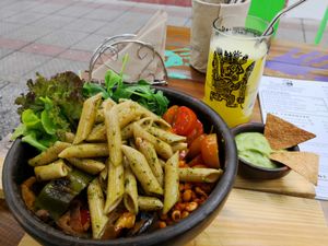 Buddha Bowl Mediterráneo (I switched from salsa de aceitunas to salsa mexicana) and juice with pineapple and ginger at Sapiens in Santiago