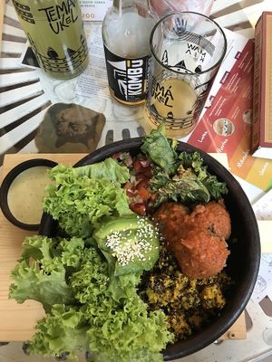 Buddha balls: Albóndigas de lentejas con salsa de tomate, arroz de coliflor a la curcuma con quinoa roja, kale asado, palta, tomate, hojas verdes, acompañado de salsa de cilantro at Sapiens in Santiago
