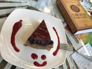 Cheesecake berries: Base de almendras y dátiles. Raw at Sapiens in Santiago