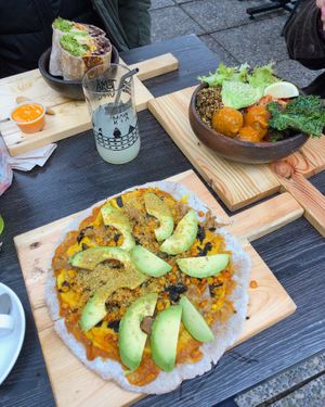 Pizza, bowl & burrito at Sapiens in Santiago