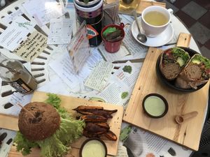 Boniato Hamburguer, Kombucha and lens burritos with infusion at Sapiens in Santiago