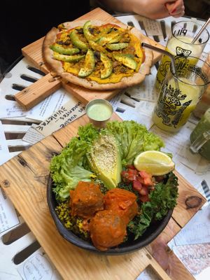 Pizza Avocada y bowl Buddha balls  at Sapiens in Santiago