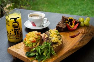 Brunch.
-Juice of the day
-Coffee
-Multigrain toast with avocado/cherry tomatoes, sauerkraut/ and humus/grilled mushrooms/nutritional yeast. 
-Chocolate chips banana bread at Sapiens in Santiago