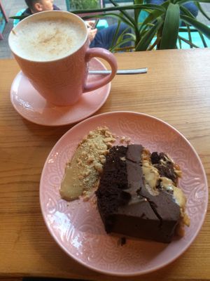 Peanut caffeleatte & snickers cake at Sorrir in Poznan