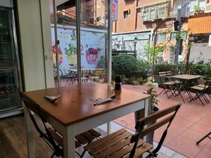 Outdoor seating at Snuggles Kitchen in Taipei