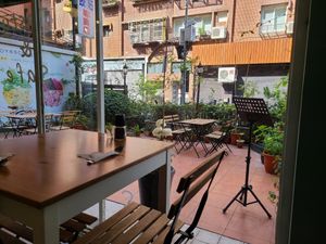 Outdoor seating at Snuggles Kitchen in Taipei