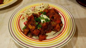 Great Great Great☆☆☆ Placek po zbójnicku z gulaszem z warzyw korzennych, chlustem kwaśnej śmietany i surówką♡ at Sufeat in Krakow