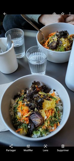 Plat vegan hyper bon !! 🌱 La déco est trop trop belle, on se sent très bien dans cet endroit 😊 (13,5€ le plat) at Cafe Folk in Le Mans