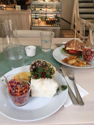 Burrito et burger. Beaux et bons!! Portions généreuses... 😃 at Truefood Cafe in Lund