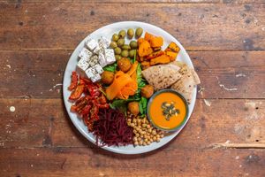Mezze mit halbgetrockneten Tomaten, veganem Feta, grünen Oliven, gegrilltem Kürbis, Mini Pita, Kürbiscreme, Kürbis Karotte Bällchen, Roter Bete und Babyspinat  at Froindlichst - Daimlerstr in Hamburg