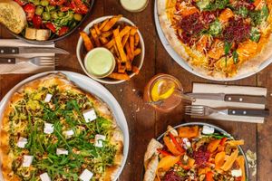 Elli Spirelli Bowl, Sunset Pizza, Kuno Bowl und Sophie Pizza. Dazu Süßkartoffelpommes mit Basilikum Mayo und homemade Limos at Froindlichst - Daimlerstr in Hamburg