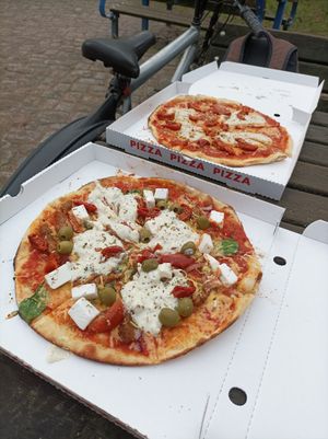 Greek & mozzi pizza at Froindlichst - Daimlerstr in Hamburg