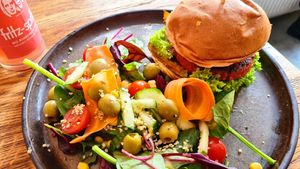 🍔🥗😊👍🌱 at Froindlichst - Daimlerstr in Hamburg