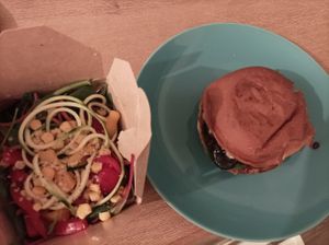 Basil Berrie burger und Salat at Froindlichst - Daimlerstr in Hamburg